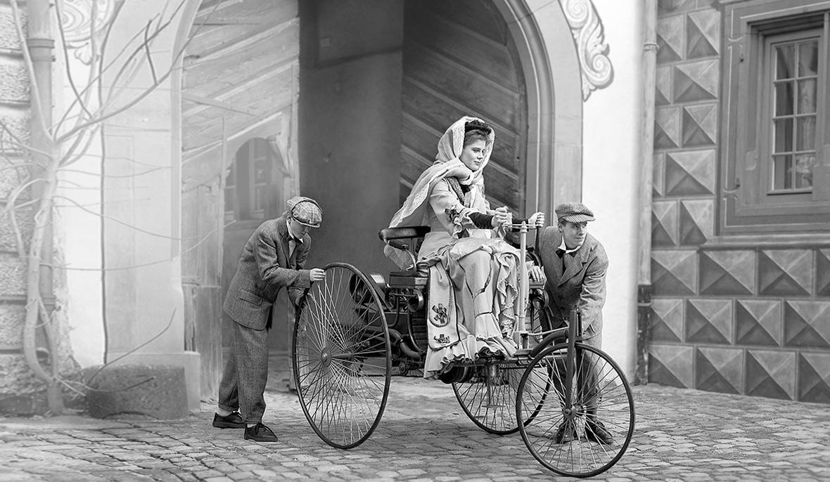 Bertha Benz and Sons setting out on their expedition