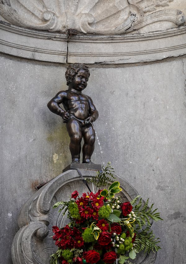 Fountain depicting a boy urinating